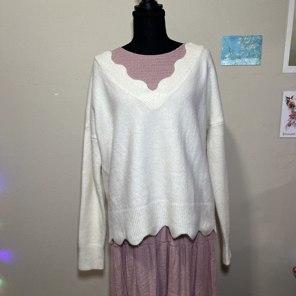 ee: some women's scallop edge sweater in white, size m/l, dainty softgirl - Picture 8 of 8